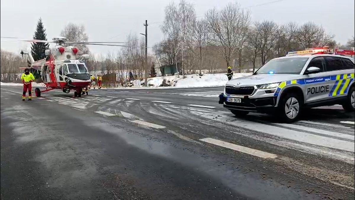Vážná nehoda na Sokolovsku: Auto vyjelo ze silnice